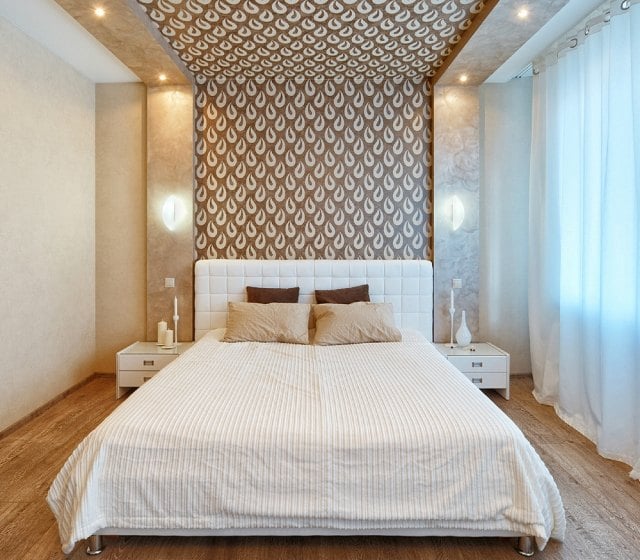 modernes-schlafzimmer-wand-dekorieren-tapete-braun-creme-tropfen-motive