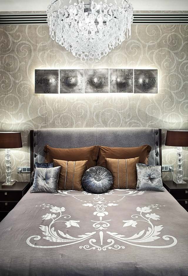 modernes-schlafzimmer-wand-dekorieren-tapete-florale-motive-silberne-wanddeko