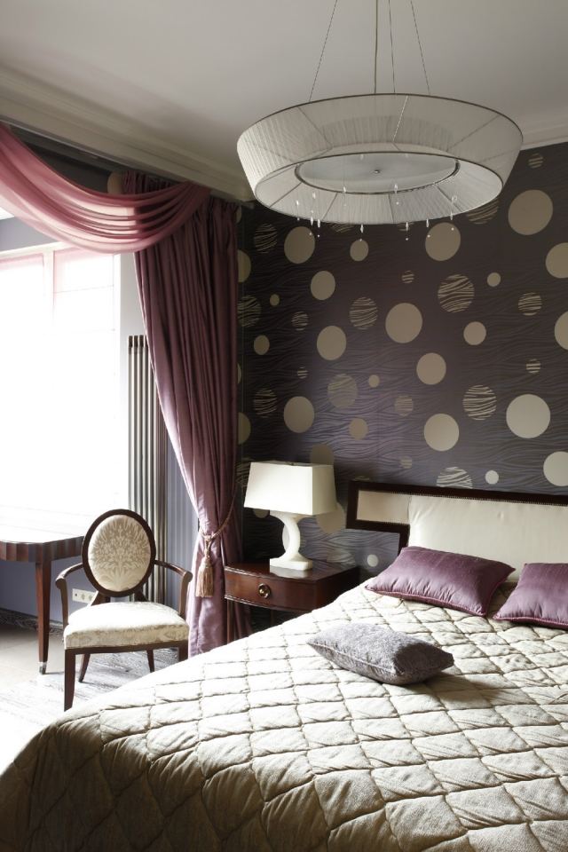 modernes-schlafzimmer-wand-dekorieren-tapete-lila-beige-punkte