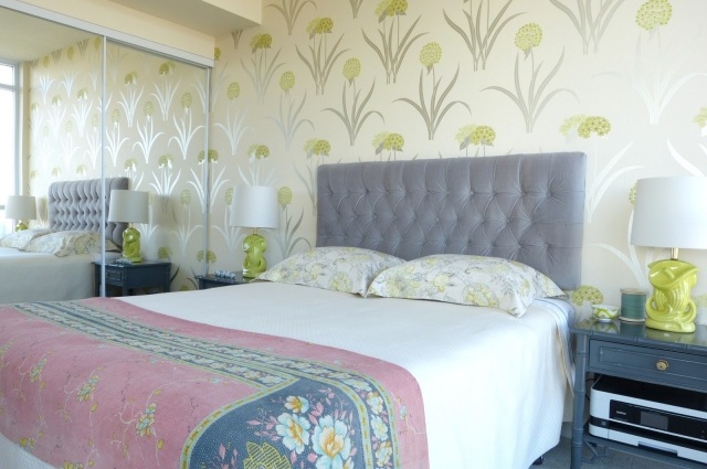 modernes-schlafzimmer-wand-dekorieren-tapete-zierzwiebel-gruen-silber
