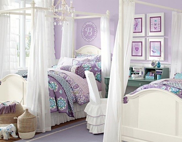 mädchenzimmer-patchwork-bettdecken-lila-farbgestaltung-himmelbetten-weiß