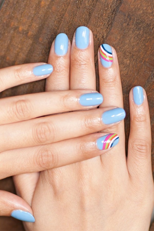 nagel-design-blau-effekt-nägel-am-ringfinger-regenbogen-Nagellack-Trends