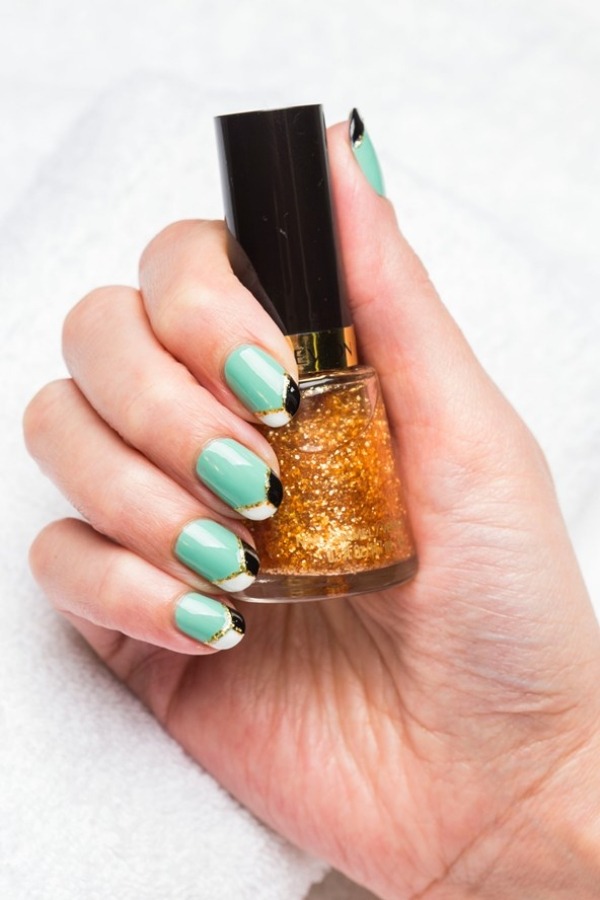 nagel-design-französische-maniküre-goldener-rand-nagellackfarbe-mintgrün
