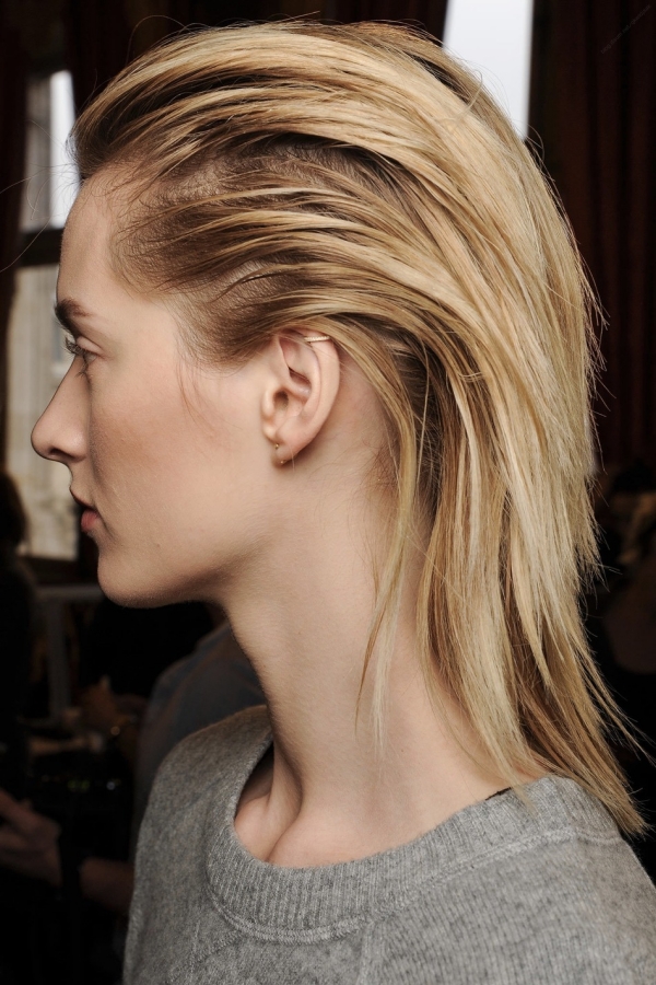 Frisuren Nach Hinten Frauen : Kurze Haare Nach Hinten Stylen Frauen