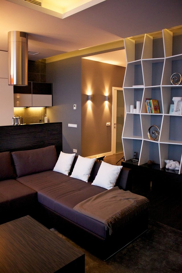 offenes-wohnen-modern-einrichten-graue-wandfarbe-schokobraunes-sofa