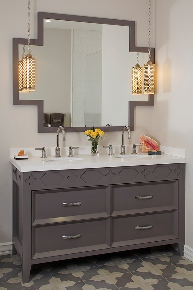 orientalisch-anmutend-innendesign-badezimmer-spiegel-waschbeckenschrank