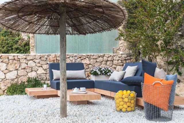 outdoor-sofa-tropenholz-gestell-blau-stoffpolster-couchkissen