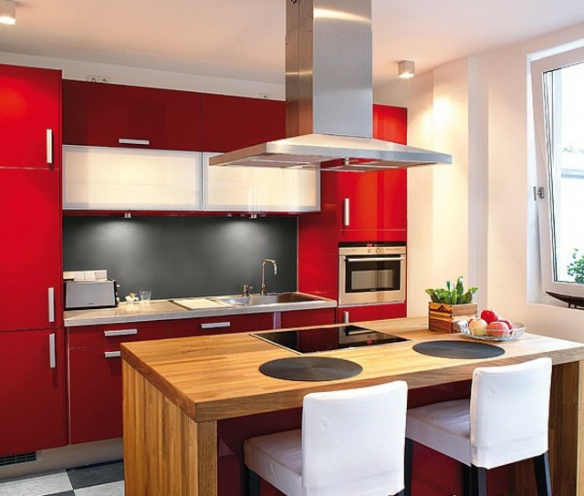 praktische-kleine-Küche-mit-rot-und-Holz