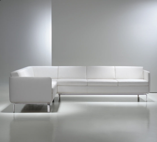 puristisch-design-ecksofa-weiß-armlehnen-wohnzimmer-einrichtung-modern-arik-levy-gaia
