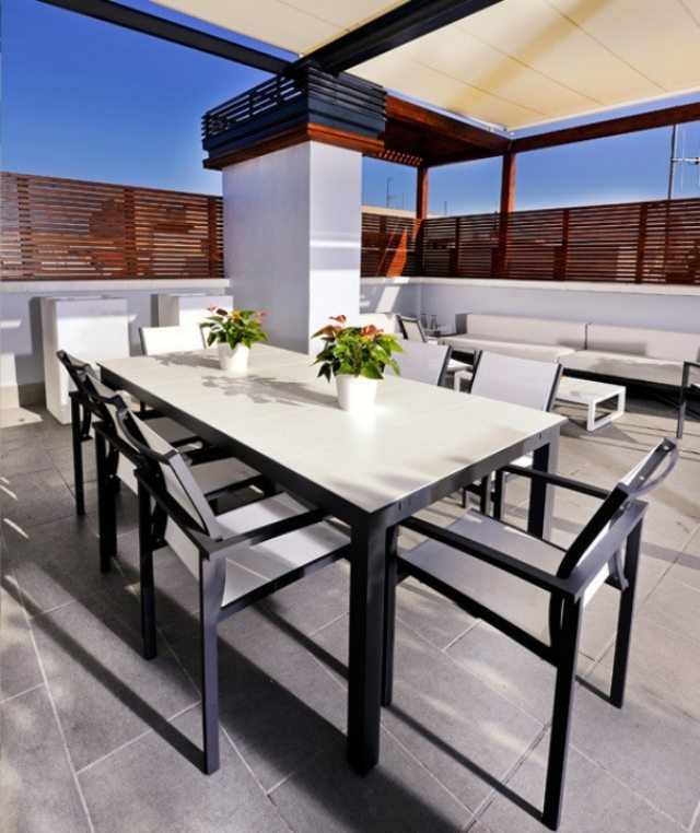 puristische-möbel-design-terrasse-essplatz-überdacht-sonnenschutz-zaun