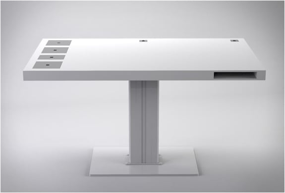 rechteckiger-Schreibtisch-modernes-Design-mit-Touchscreen-Module