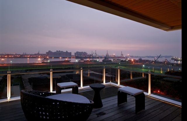 relax-möbel-terrassengestaltung-bilder-ausblick-yacht-hafen