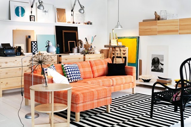 orange Sofa karriert Teppich Streifen moderne Wohnaccessoires