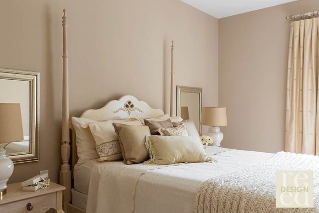 romantisches-schlafzimmer-wandfarbe-pastellig-gestaltung-himmelbett