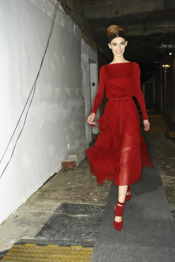 rote-hohe-Schuhe-mittellanges-Kleid