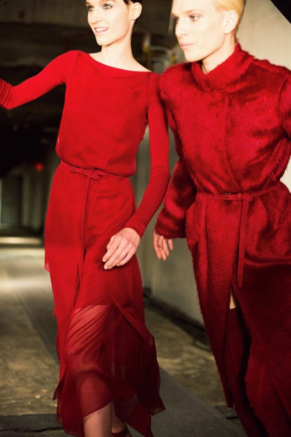 roter-Fellmantel-und-rotes-Kleid-in-Stufen