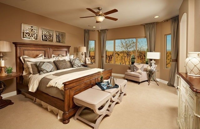 schlafzimmer-ambiente-ideen-beruhigende-farben-massivholz-möbel