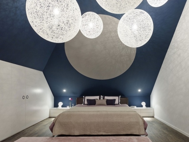 schlafzimmer-dachschraege-maritimblaue-wandfarbe-weisse-leuchten