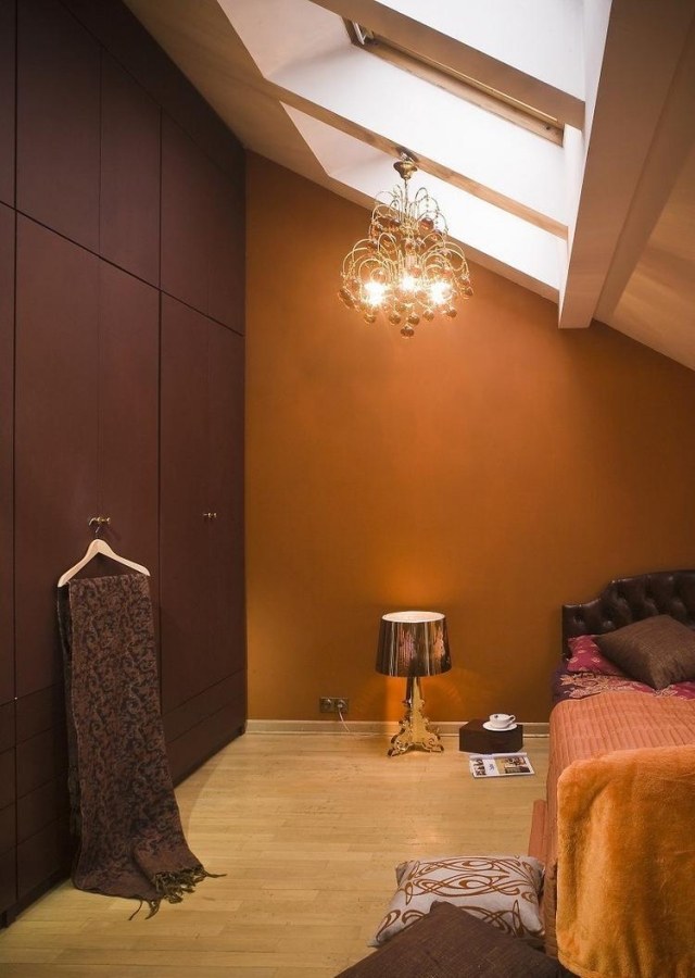 schlafzimmer-dachschraege-orange-braun-wandfarben-eingebauter-kleiderschrank