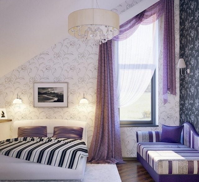 schlafzimmer-dachschrage-tapete-florale-muster-lila-gardinen