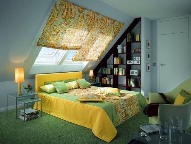 schlafzimmer-dachschrage.dachfenster-rollos-gelb-gruen-regalsystem