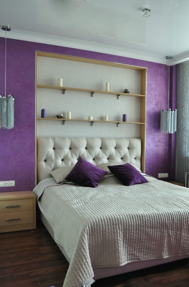 schlafzimmer-dekorieren-wand-lila-strukturfarbe-holzregale