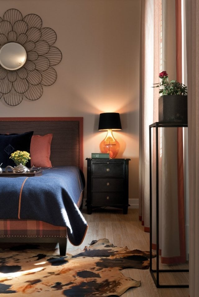 schlafzimmer dekorieren wandfarbe-beige-dekorativer-runder-wandspiegel-