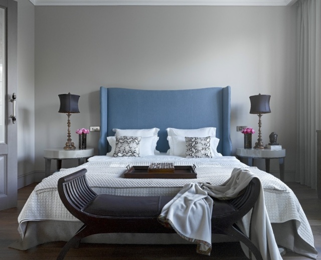 schlafzimmer-dekorieren-wandfarbe-hellgrau-hohes-betthaupt-blau