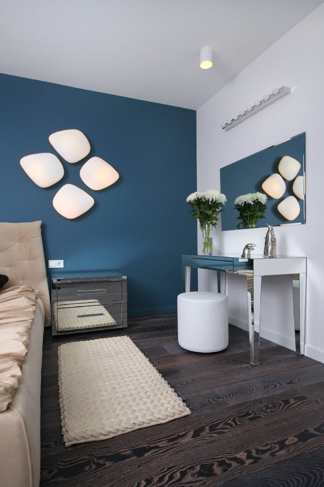 schlafzimmer-dekorieren-wandfarbe-petrol-blau-wandleuchten