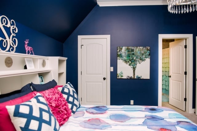 schlafzimmer-farben-gestaltung-gesättigter-blauton-wände-bettdecke-wasserfarbe