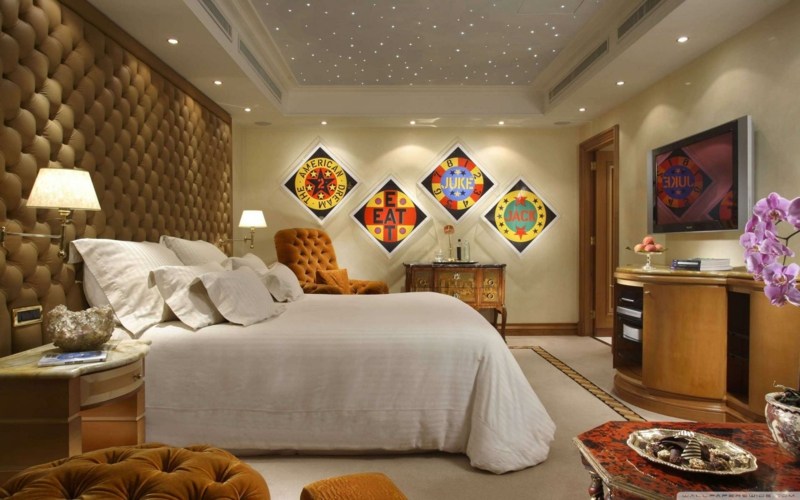 schlafzimmer farbgestaltung leder wand idee polster elegant beige