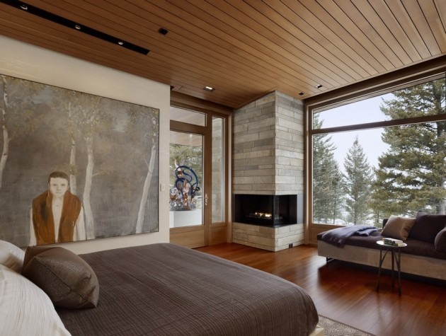 schlafzimmer-huette-eckkamin-stein-verkleidet-panoramafenster