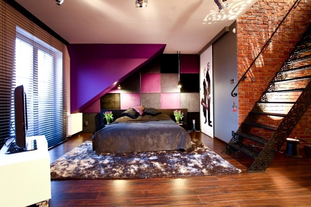 schlafzimmer-lila-gestrichene-schraege-wandplatten-mosaik