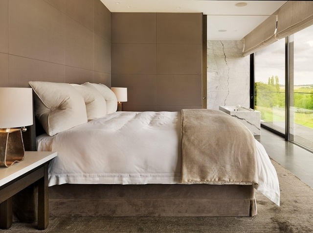 schlafzimmer-modern-braun-wandplatten-verkleidung-marmor-badewanne