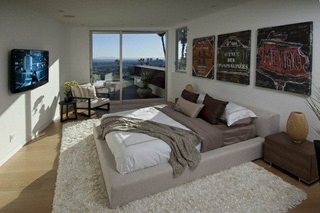 schlafzimmer-modern-grosses-doppelbett-cremefarbene-polsterung-wand-deko