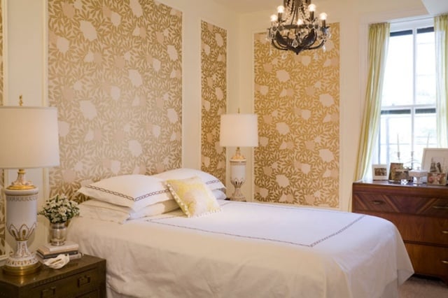 schlafzimmer-wand-goldene-muster-luxus-kronleuchter-design
