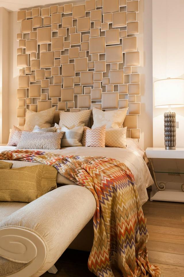 Schlafzimmer dekorieren wandgestaltung-hoher-betthaupt-mosaik-gepolsterten-quadraten-beige