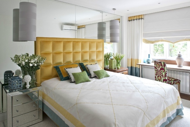 schlafzimmer-wandgestaltung-spiegelwand-gelber-gepolsterter-bettkopfteil