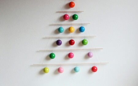 schnelle weihnachtsbastelideen schlicht christbaum wand bunte kugeln