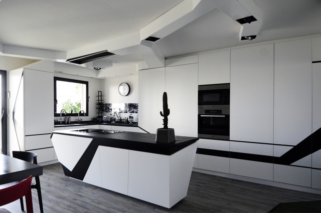 schwarz-weiße-Formen-und-Strukturen-Design-Küche-ranit-Arbeitsfläche