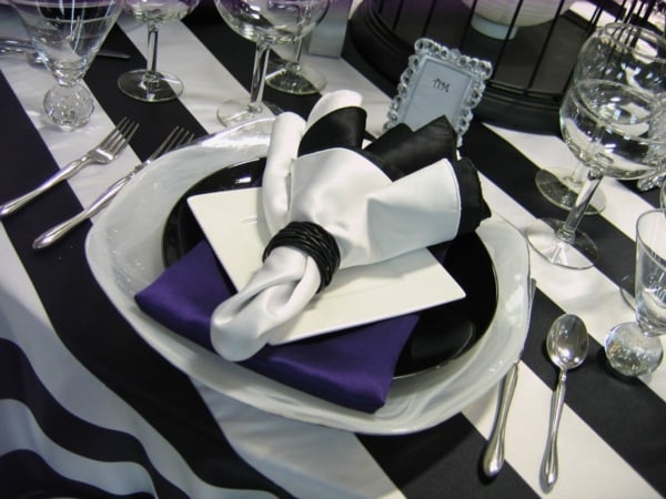 schwarz-weiße-Hochzeit-Geschirr-Servietten-falten
