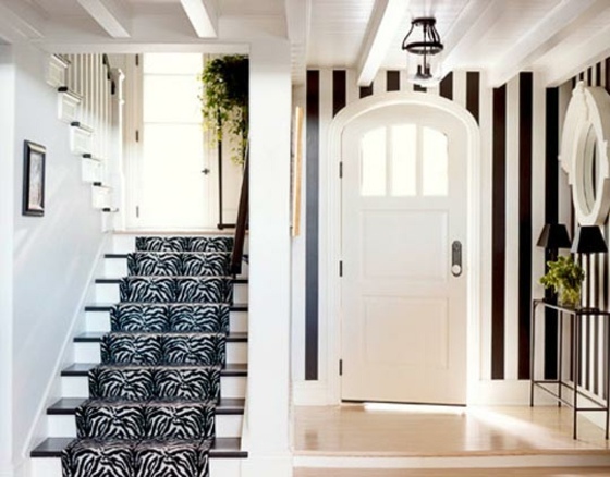 schwarz-weiße-Wandgestaltung-Eingang-mit-Treppe