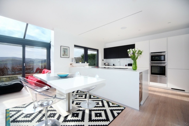 schwarz-weißes-Design-Kunststoff-Stühle-Küchenausstattung