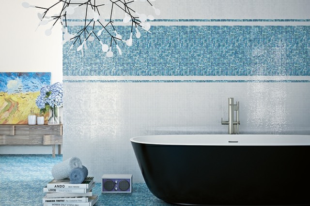 schwarze-Badewanne-Lampion-blaue-Mosaik-Fliesen