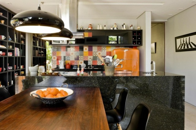 schwarze-Pendelleuchte-Granit-Kücheninsel-schwarze-Regale-und-Schränke