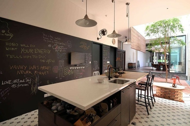 schwarze-Tafel-in-der-Küche-Kücheninsel-mit-Schränken-für-Geschirr-Baum