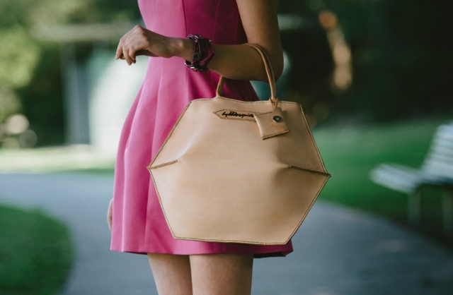 seckseckige-Handtasche-hell-Beige-Pinkes-Kleid