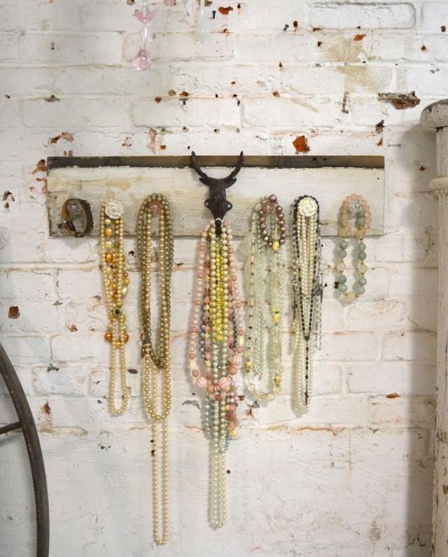 shabby-chic-schlafzimmer-wanddeko-vintage-garderobe-perlenketten