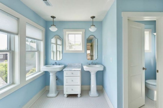 sockel-waschbecken-design-blau-weißes-badezimmer-pendelleuchten