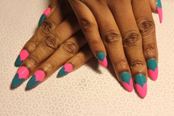 stiletto-nails-nageldesign-sommer-gesättigte-farben-pink-grün
